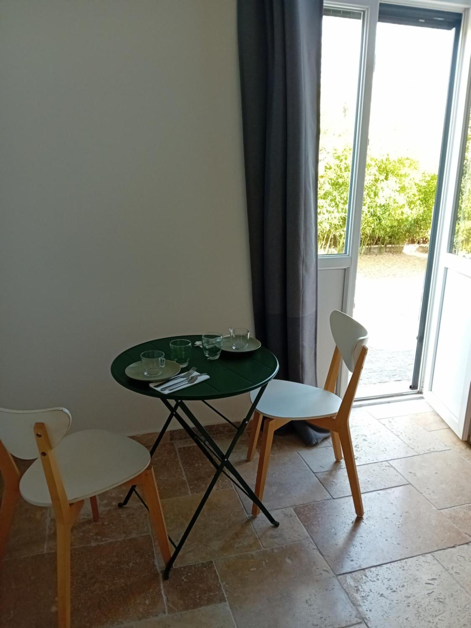 Chambre Dans Maison De Maitre Hotel Cuers Exterior photo
